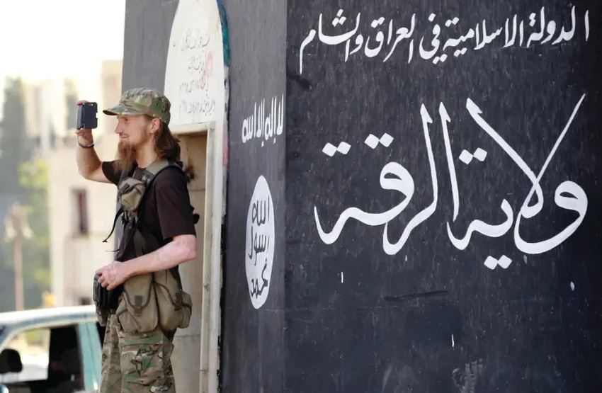 Một tay súng IS ở tỉnh Raqqa phía bắc Syria vào năm 2014. Ảnh: REUTERS Một tay súng IS ở tỉnh Raqqa phía bắc Syria vào năm 2014. Ảnh: REUTERS