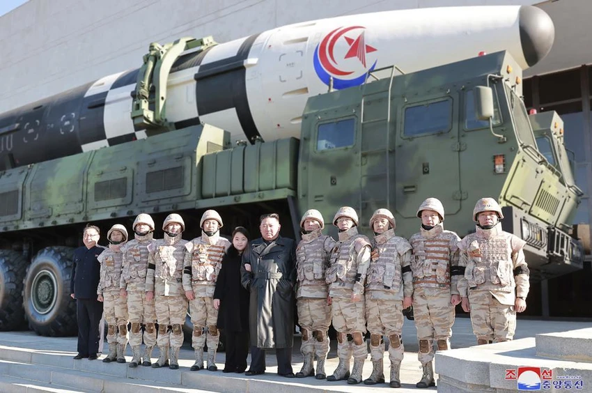 Nhà lãnh đạo Triều Tiên Kim Jong-un chụp ảnh cùng con gái và các binh sĩ trước tên lửa đạn đạo xuyên lục địa Hwasong-17. Ảnh: KCNA Nhà lãnh đạo Triều Tiên Kim Jong-un chụp ảnh cùng con gái và các binh sĩ trước tên lửa đạn đạo xuyên lục địa Hwasong-17. Ảnh: KCNA