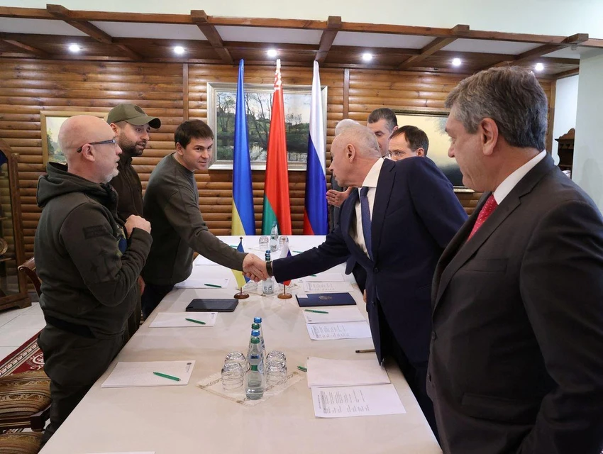 Phái đoàn Nga và Ukraine trong một cuộc gặp hôm tháng 3 tại Belarus. Ảnh: Reuters Phái đoàn Nga và Ukraine trong một cuộc gặp hôm tháng 3 tại Belarus. Ảnh: Reuters