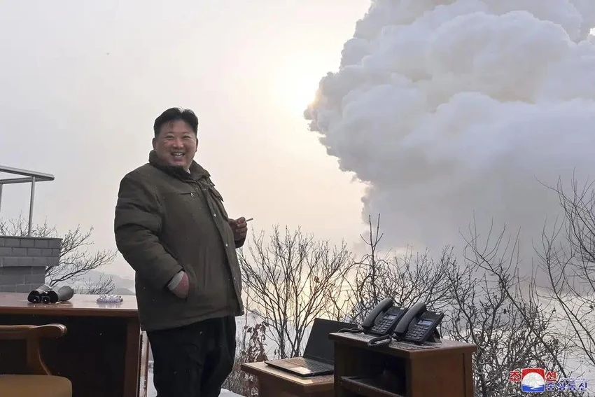 Ông Kim Jong-un giám sát vụ thử nghiệm động cơ nhiên liệu rắn lực đẩy cao hôm 15-12. Ảnh: KCNA
