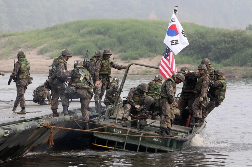 Liên quân Mỹ-Hàn trong một cuộc tập trận. Ảnh: XINHUA NEWS AGENCY Liên quân Mỹ-Hàn trong một cuộc tập trận. Ảnh: XINHUA NEWS AGENCY