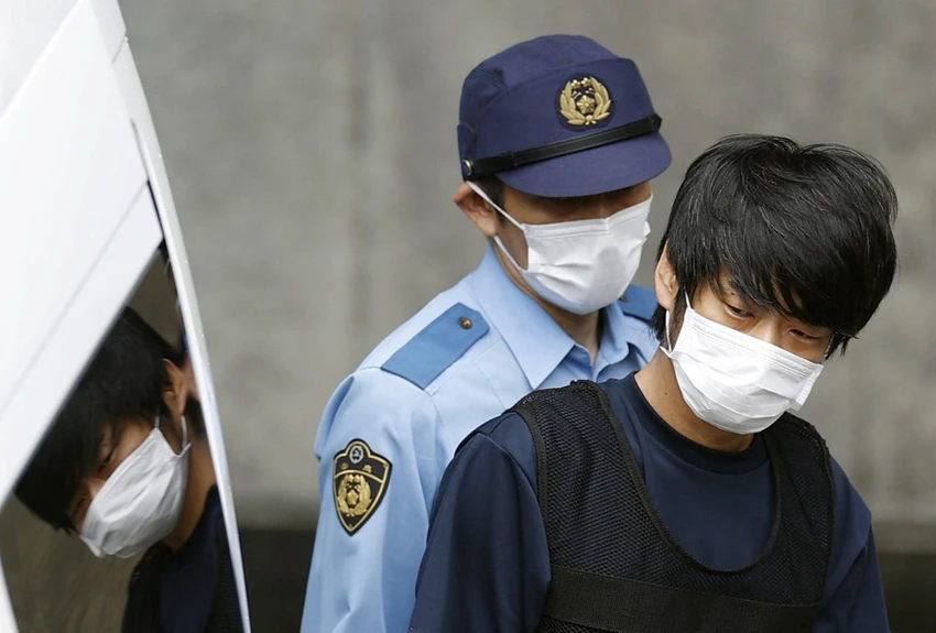 Cảnh sát áp giải nghi phạm Tetsuya Yamagami. Ảnh: KYODO NEWS Cảnh sát áp giải nghi phạm Tetsuya Yamagami. Ảnh: KYODO NEWS