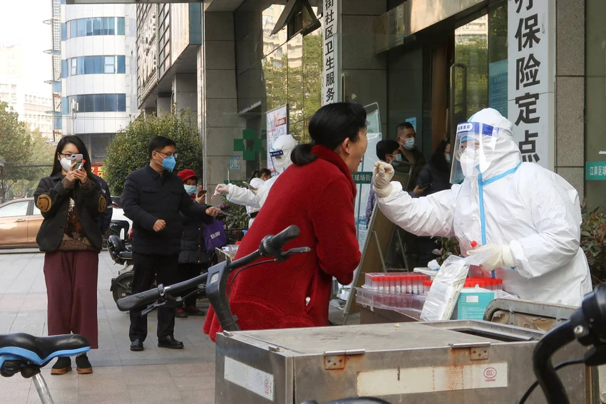 WHO kêu gọi Trung Quốc chia sẻ thông tin về tình hình dịch bệnh COVID-19 tại nước này. Ảnh: REUTERS WHO kêu gọi Trung Quốc chia sẻ thông tin về tình hình dịch bệnh COVID-19 tại nước này. Ảnh: REUTERS
