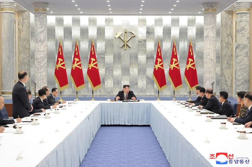 Ông Kim Jong-un chủ trì một phiên họp của đảng Lao động Triều Tiên hôm 31-12-2022. Ảnh: KCNA Ông Kim Jong-un chủ trì một phiên họp của đảng Lao động Triều Tiên hôm 31-12-2022. Ảnh: KCNA