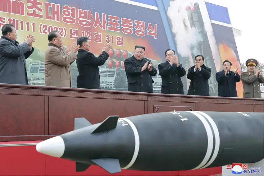 Ông Kim Jong-un tham dự một buổi lễ bàn giao hệ thống pháo phản lực phóng loạt (MLRS) hôm 31-12-2022. Ảnh: KCNA Ông Kim Jong-un tham dự một buổi lễ bàn giao hệ thống pháo phản lực phóng loạt (MLRS) hôm 31-12-2022. Ảnh: KCNA