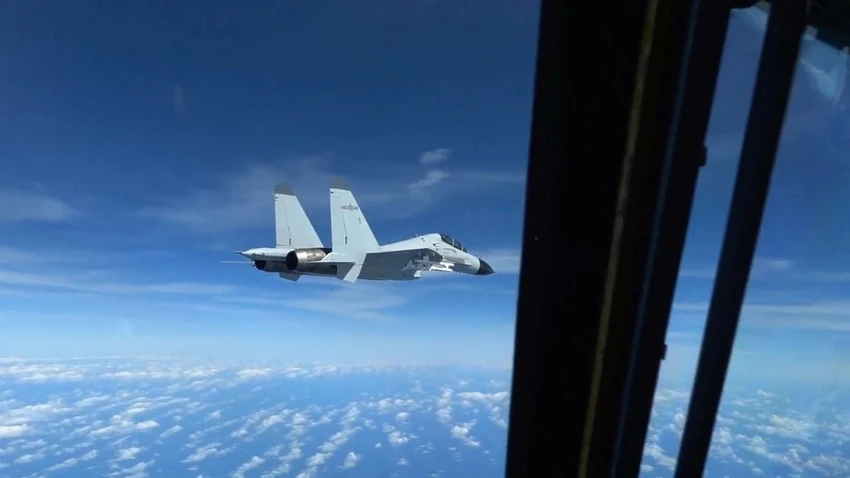 Tiêm kích J-11 của Trung Quốc áp sát máy bay trinh sát RC-135 của Mỹ trên Biển Đông ngày 21-12. Ảnh: Bộ Tư lệnh Ấn Độ Dương-Thái Bình Dương Mỹ INDOPACOM Tiêm kích J-11 của Trung Quốc áp sát máy bay trinh sát RC-135 của Mỹ trên Biển Đông ngày 21-12. Ảnh: Bộ Tư lệnh Ấn Độ Dương-Thái Bình Dương Mỹ INDOPACOM