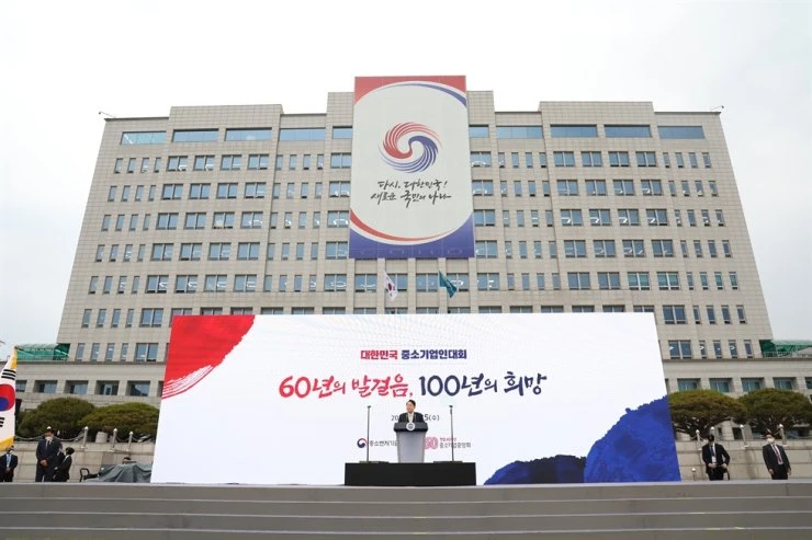 Tổng thống Hàn Quốc Yoon Suk-yeol phát biểu trước tòa văn phòng tổng thống ở Yongsan. Ảnh: YONHAP Tổng thống Hàn Quốc Yoon Suk-yeol phát biểu trước tòa văn phòng tổng thống ở Yongsan. Ảnh: YONHAP