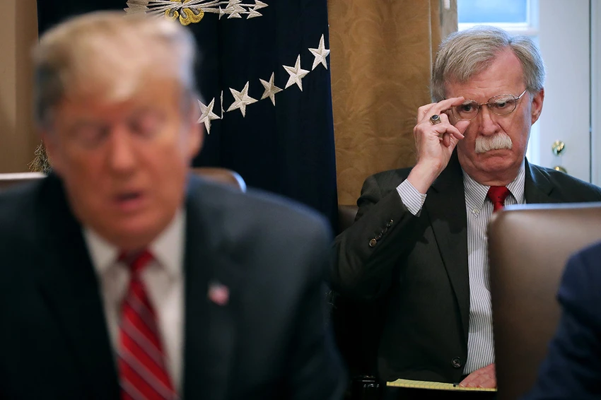 Cựu Cố vấn an ninh quốc gia Mỹ John Bolton (phía sau) và cựu Tổng thống Donald Trump. Ảnh: Chip Somodevilla/GETTY IMAGES Cựu Cố vấn an ninh quốc gia Mỹ John Bolton (phía sau) và cựu Tổng thống Donald Trump. Ảnh: Chip Somodevilla/GETTY IMAGES