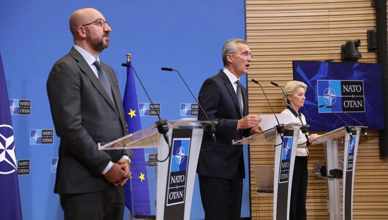 (Từ trái sang phải) Chủ tịch Hội đồng châu Âu Charles Michel, Tổng Thư ký NATO Jens Stoltenberg và Chủ tịch Uỷ ban châu Âu Ursula von der Leyen. Ảnh: NATO
