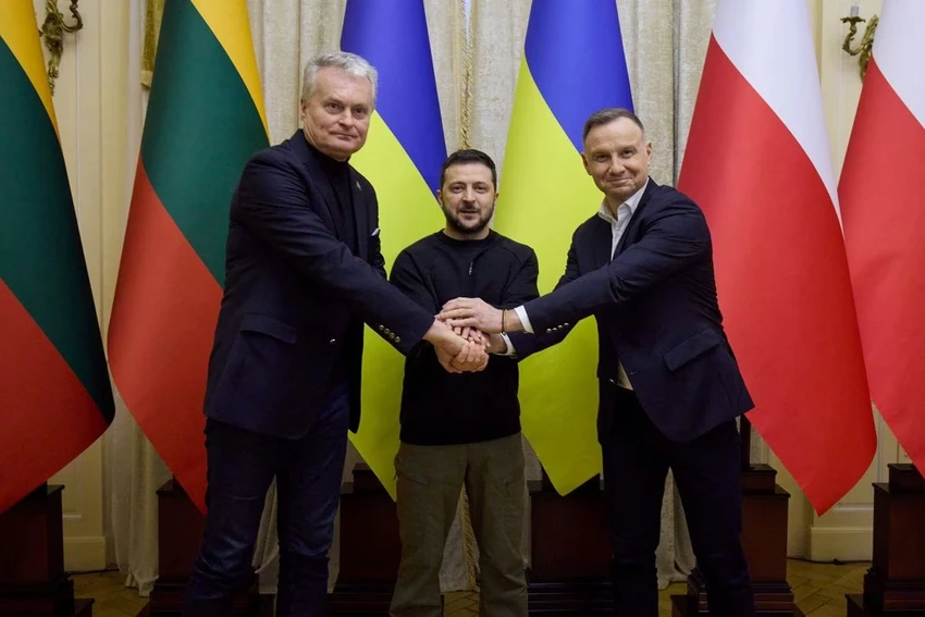 (Từ trái sang) Tổng thống Lithuania Gitanas Nauseda, Tổng thống Ukraine Volodymyr Zelensky và Tổng thống Ba Lan Andrzej Duda. Ảnh: REUTERS (Từ trái sang) Tổng thống Lithuania Gitanas Nauseda, Tổng thống Ukraine Volodymyr Zelensky và Tổng thống Ba Lan Andrzej Duda. Ảnh: REUTERS