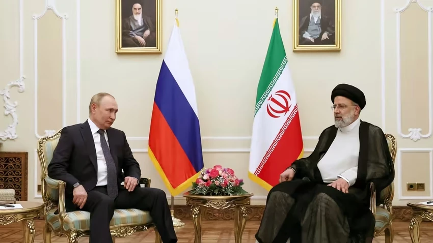 Tổng thống Nga Vladimir Putin (trái) và Tổng thống Iran Ebrahim Raisi. Ảnh: REUTERS Tổng thống Nga Vladimir Putin (trái) và Tổng thống Iran Ebrahim Raisi. Ảnh: REUTERS