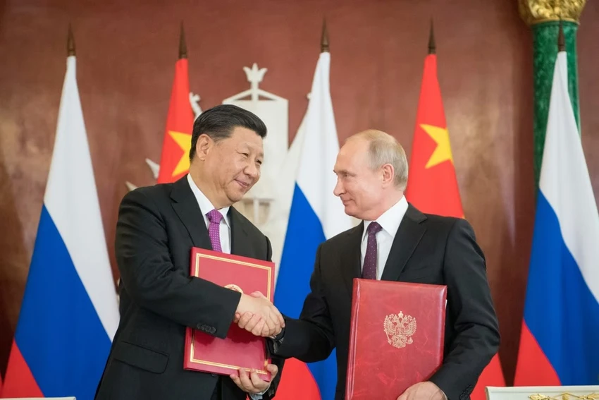 Tổng thống Nga Vladimir Putin (phải) và Chủ tịch Trung Quốc Tập Cận Bình. Ảnh: XINHUA