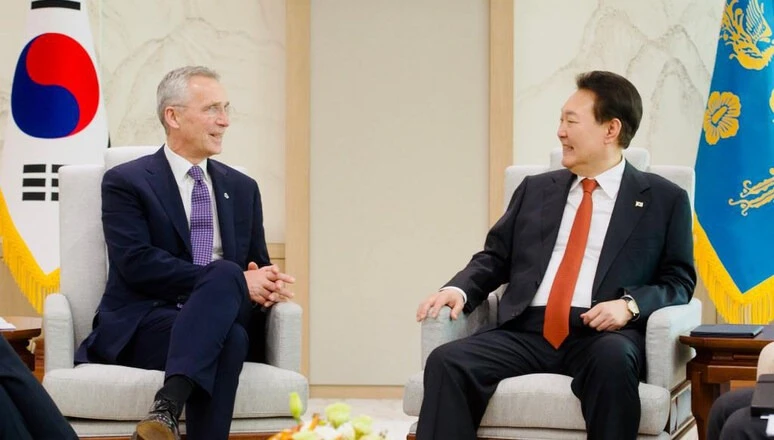 Tổng Thư ký NATO Jens Stoltenberg (trái) và Tổng thống Hàn Quốc Yoon Suk-yeol. Ảnh: NATO Tổng Thư ký NATO Jens Stoltenberg (trái) và Tổng thống Hàn Quốc Yoon Suk-yeol. Ảnh: NATO
