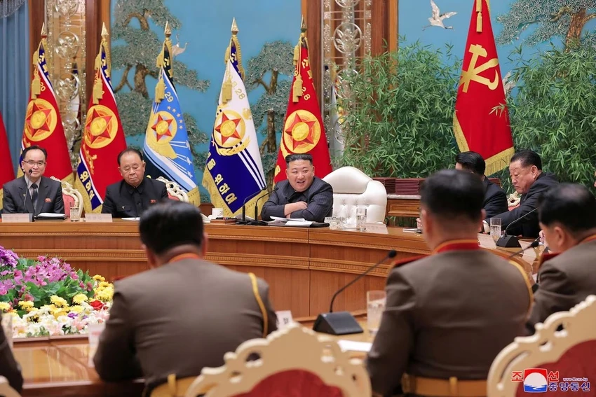 Nhà lãnh đạo Triều Tiên Kim Jong-un chủ trì Hội nghị quân uỷ trung ương hôm 6-2. Ảnh: KCNA Nhà lãnh đạo Triều Tiên Kim Jong-un chủ trì Hội nghị quân uỷ trung ương hôm 6-2. Ảnh: KCNA