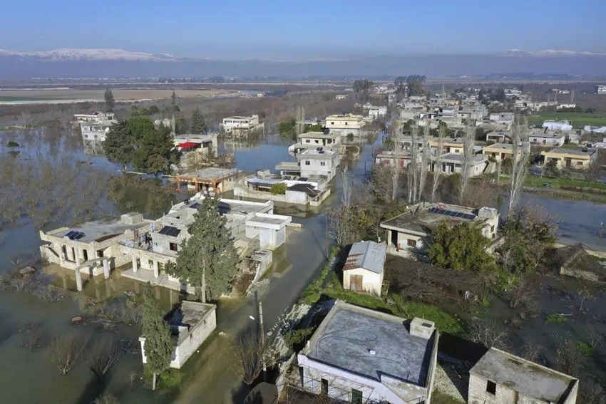 Làng al-Tlul thuộc tỉnh Idlib, Syria bị ngập lụt nghiêm trọng sau trận động đất kinh hoàng phá hủy một con đập trên sông ở thị trấn Salqeen gần biên giới Thổ Nhĩ Kỳ . Ảnh: Ghaith Alsayed/AP Làng al-Tlul thuộc tỉnh Idlib, Syria bị ngập lụt nghiêm trọng sau trận động đất kinh hoàng phá hủy một con đập trên sông ở thị trấn Salqeen gần biên giới Thổ Nhĩ Kỳ . Ảnh: Ghaith Alsayed/AP