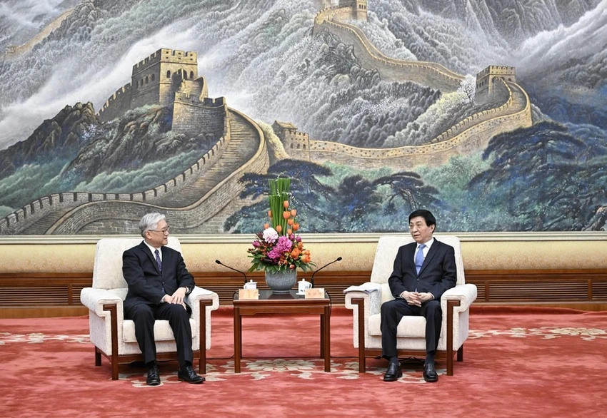 Ông Hạ Lập Ngôn (trái) trong cuộc gặp với ông Vương Hỗ Ninh. Ảnh: Yin Bogu/XINHUA Ông Hạ Lập Ngôn (trái) trong cuộc gặp với ông Vương Hỗ Ninh. Ảnh: Yin Bogu/XINHUA