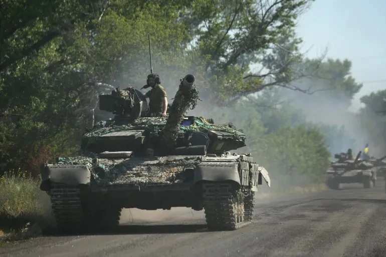 Lực lượng Ukraine đang di chuyển tới vùng Donbass trên xe tăng. Ảnh: Anatolii Stepanov/AFP Lực lượng Ukraine đang di chuyển tới vùng Donbass trên xe tăng. Ảnh: Anatolii Stepanov/AFP