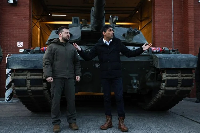 Tổng thống Ukraine Volodymyr Zelensky (trái) và Thủ tướng Anh Rishi Sunak vào hôm 8-2-2023 tại Trại Lulworth, Anh. Ảnh: EPA-EFE Tổng thống Ukraine Volodymyr Zelensky (trái) và Thủ tướng Anh Rishi Sunak vào hôm 8-2-2023 tại Trại Lulworth, Anh. Ảnh: EPA-EFE
