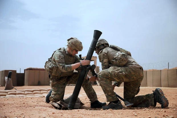 Các binh sĩ đang tham gia buổi huấn luyện tại căn cứ của Mỹ ở Al-Tanf, Syria hồi tháng 4-2020. Ảnh: William Howard/QUÂN ĐỘI MỸ