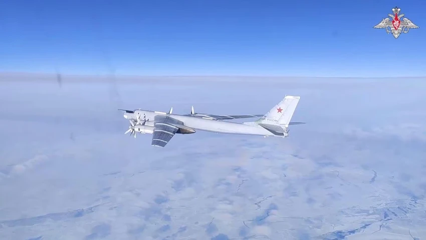 Máy bay ném bom chiến lược Tu-95MS của Nga bay trên vùng biển Bering hôm 14-2. Ảnh: BỘ QUỐC PHÒNG NGA Máy bay ném bom chiến lược Tu-95MS của Nga bay trên vùng biển Bering hôm 14-2. Ảnh: BỘ QUỐC PHÒNG NGA