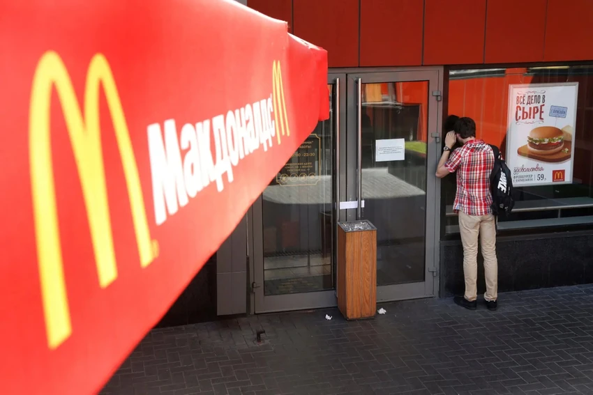 Ngay sau khi Moscow phát động chiến dịch quân sự ở Ukraine, chuỗi nhà hàng ăn nhanh McDonald’s đã rời khỏi Nga. Ảnh: Maxim Shipenkov/EPA Ngay sau khi Moscow phát động chiến dịch quân sự ở Ukraine, chuỗi nhà hàng ăn nhanh McDonald’s đã rời khỏi Nga. Ảnh: Maxim Shipenkov/EPA