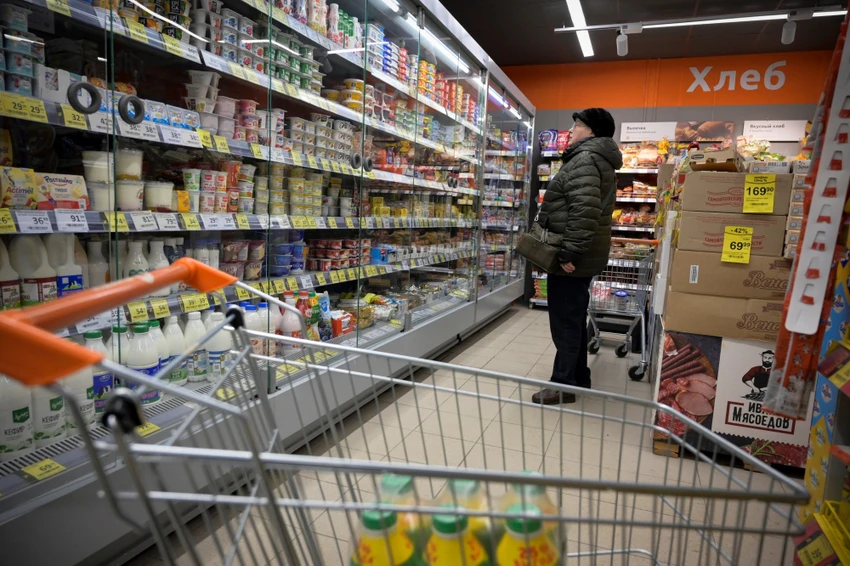 Một phụ nữ Nga đang đi mua sắm trong siêu thị ở thủ đô Moscow. Ảnh: Natalia Kolesnikova/AFP/GETTY IMAGES Một phụ nữ Nga đang đi mua sắm trong siêu thị ở thủ đô Moscow. Ảnh: Natalia Kolesnikova/AFP/GETTY IMAGES