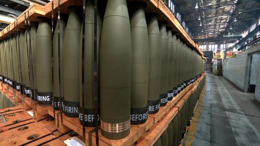 Giá đỡ đạn pháo 155 mm bên trong nhà máy đạn dược lục quân Scranton. Ảnh: CNN Giá đỡ đạn pháo 155 mm bên trong nhà máy đạn dược lục quân Scranton. Ảnh: CNN