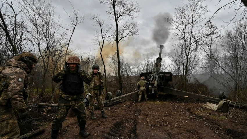 Binh sĩ Ukraine bắn đạn pháo tại vùng Zaporizhzhia hôm 5-1. Ảnh: Stringer/REUTERS Binh sĩ Ukraine bắn đạn pháo tại vùng Zaporizhzhia hôm 5-1. Ảnh: Stringer/REUTERS