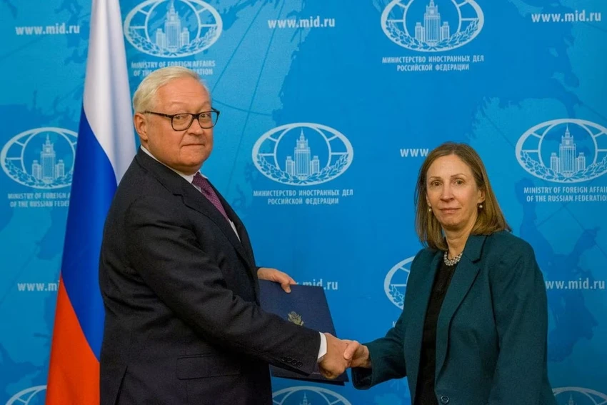 Thứ trưởng Ngoại giao Nga Sergei Ryabkov (trái) gặp Đại sứ Mỹ tại Nga Lynne Tracy hôm 30-1-2023. Ảnh: BỘ NGOẠI GIAO NGA/REUTERS Thứ trưởng Ngoại giao Nga Sergei Ryabkov (trái) gặp Đại sứ Mỹ tại Nga Lynne Tracy hôm 30-1-2023. Ảnh: BỘ NGOẠI GIAO NGA/REUTERS