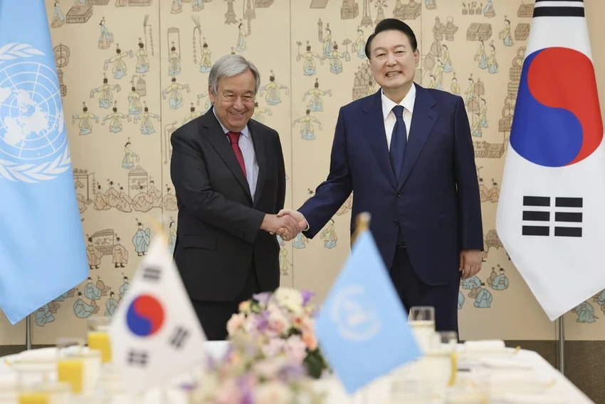 Tổng Thư ký LHQ Antonio Guterres (trái) và Tổng thống Hàn Quốc Yoon Suk-yeol. Ảnh: YONHAP Tổng Thư ký LHQ Antonio Guterres (trái) và Tổng thống Hàn Quốc Yoon Suk-yeol. Ảnh: YONHAP