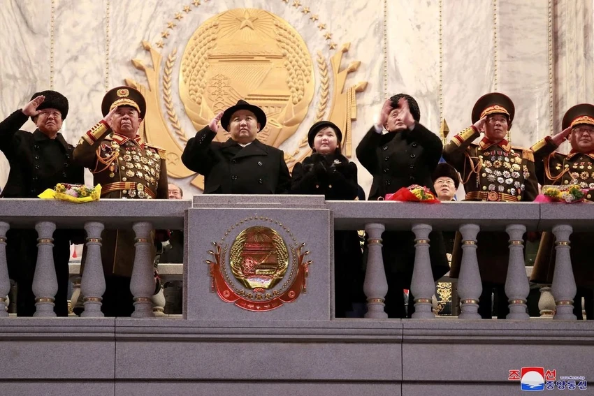 Nhà lãnh đạo Triều Tiên Kim Jong-un cùng con gái tham gia lễ duyệt binh hôm 8-2. Ảnh: KCNA Nhà lãnh đạo Triều Tiên Kim Jong-un cùng con gái tham gia lễ duyệt binh hôm 8-2. Ảnh: KCNA