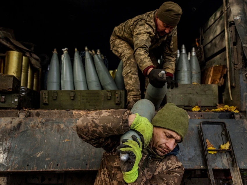 Binh sĩ Ukraine vận chuyển đạn tại một vị trí trên tiền tuyến gần Bakhmut. Ảnh: Dimitar Dilkoff/AFP/GETTY IMAGES