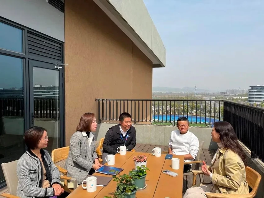 Tỉ phú Jack Ma trong buổi nói chuyện với giáo viên trường Vân Cốc. Ảnh: HANDOUT Tỉ phú Jack Ma trong buổi nói chuyện với giáo viên trường Vân Cốc. Ảnh: HANDOUT