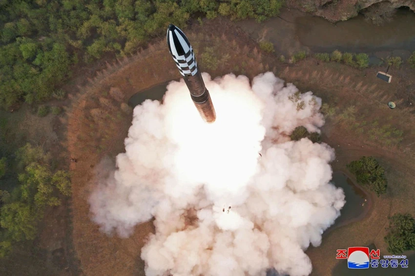 Nhà lãnh đạo Triều Tiên Kim Jong-un khẳng định cuộc thử nghiệm đã cải thiện đáng kể tư thế phản công hạt nhân của nước này. Ảnh: KCNA Nhà lãnh đạo Triều Tiên Kim Jong-un khẳng định cuộc thử nghiệm đã cải thiện đáng kể tư thế phản công hạt nhân của nước này. Ảnh: KCNA