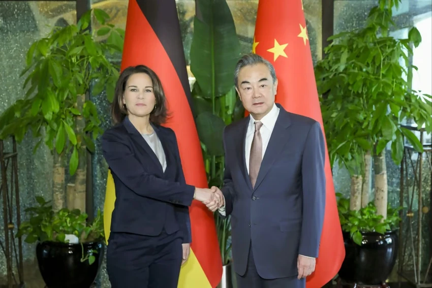 Ngoại trưởng Đức Annalena Baerbock (trái) trong cuộc gặp với Chủ nhiệm Văn phòng Ủy ban Công tác Đối ngoại Trung ương đảng Cộng sản TQ Vương Nghị hôm 15-4. Ảnh: XINHUA Ngoại trưởng Đức Annalena Baerbock (trái) trong cuộc gặp với Chủ nhiệm Văn phòng Ủy ban Công tác Đối ngoại Trung ương đảng Cộng sản TQ Vương Nghị hôm 15-4. Ảnh: XINHUA