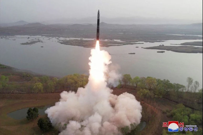 Triều Tiên thông báo nước này hôm 14-4 đã phóng thử một tên lửa ICBM sử dụng nhiên liệu rắn mới Hwasong-18. Ảnh: KCNA Triều Tiên thông báo nước này hôm 14-4 đã phóng thử một tên lửa ICBM sử dụng nhiên liệu rắn mới Hwasong-18. Ảnh: KCNA