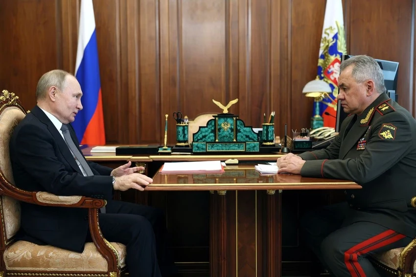 Bộ trưởng Quốc phòng Nga Sergey Shoigu (phải) báo cáo với Tổng thống Nga Vladimir Putin về cuộc tập trận của Hạm đội Thái Bình Dương. Ảnh: Gavriil Grigorov/VĂN PHÒNG BÁO CHÍ TỔNG THỐNG NGA/TASS Bộ trưởng Quốc phòng Nga Sergey Shoigu (phải) báo cáo với Tổng thống Nga Vladimir Putin về cuộc tập trận của Hạm đội Thái Bình Dương. Ảnh: Gavriil Grigorov/VĂN PHÒNG BÁO CHÍ TỔNG THỐNG NGA/TASS