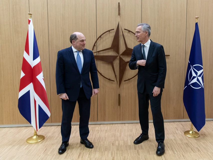 Bộ trưởng Quốc phòng Anh Ben Wallace (trái) và Tổng thư ký NATO Jens Stoltenberg. Ảnh: NATO Bộ trưởng Quốc phòng Anh Ben Wallace (trái) và Tổng thư ký NATO Jens Stoltenberg. Ảnh: NATO