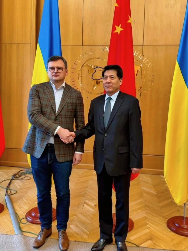 Ngoại trưởng Ukraine Dmytro Kuleba (trái) và Đặc phái viên Trung Quốc về các vấn đề châu Âu - châu Á Lý Huy. Ảnh: BỘ NGOẠI GIAO TRUNG QUỐC Ngoại trưởng Ukraine Dmytro Kuleba (trái) và Đặc phái viên Trung Quốc về các vấn đề châu Âu - châu Á Lý Huy. Ảnh: BỘ NGOẠI GIAO TRUNG QUỐC