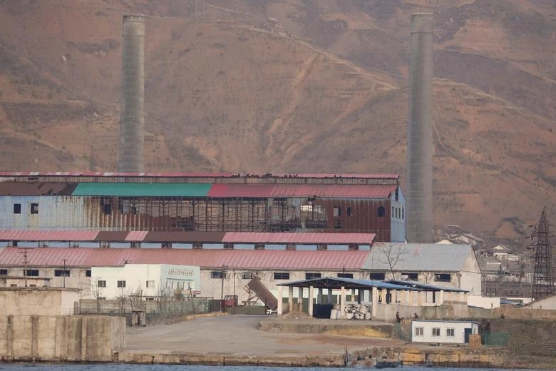 Một nhà máy ở Sinuiju của Triều Tiên chụp từ Đan Đông, tỉnh Liêu Ninh, Trung Quốc. Ảnh: Tingshu Wang/REUTERS