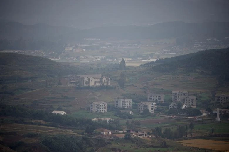 Làng Kaepoong của Triều Tiên chụp từ đài thiên văn Aegibong ở Gimpo, Hàn Quốc. Ảnh: Kim Hong-Ji/REUTERS