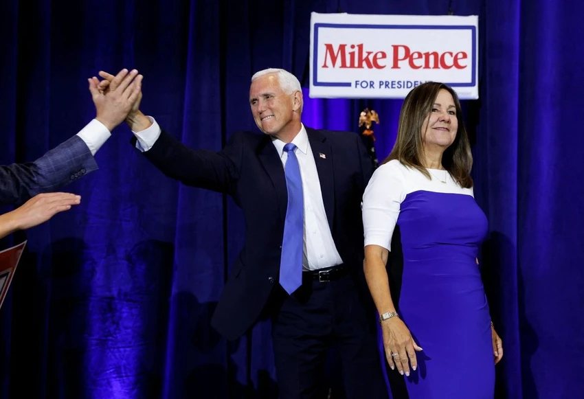 Cựu Phó Tổng thống Mỹ Mike Pence và vợ tại buổi vận động tranh cử tổng thống năm 2024 ở bang Iowa. Ảnh: Jonathan Ernst/REUTERS Cựu Phó Tổng thống Mỹ Mike Pence và vợ tại buổi vận động tranh cử tổng thống năm 2024 ở bang Iowa. Ảnh: Jonathan Ernst/REUTERS