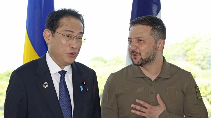 Thủ tướng Nhật Fumio Kishida (trái) và Tổng thống Ukraine - ông Volodymyr Zelensky. Ảnh: KYODO NEWS Thủ tướng Nhật Fumio Kishida (trái) và Tổng thống Ukraine - ông Volodymyr Zelensky. Ảnh: KYODO NEWS