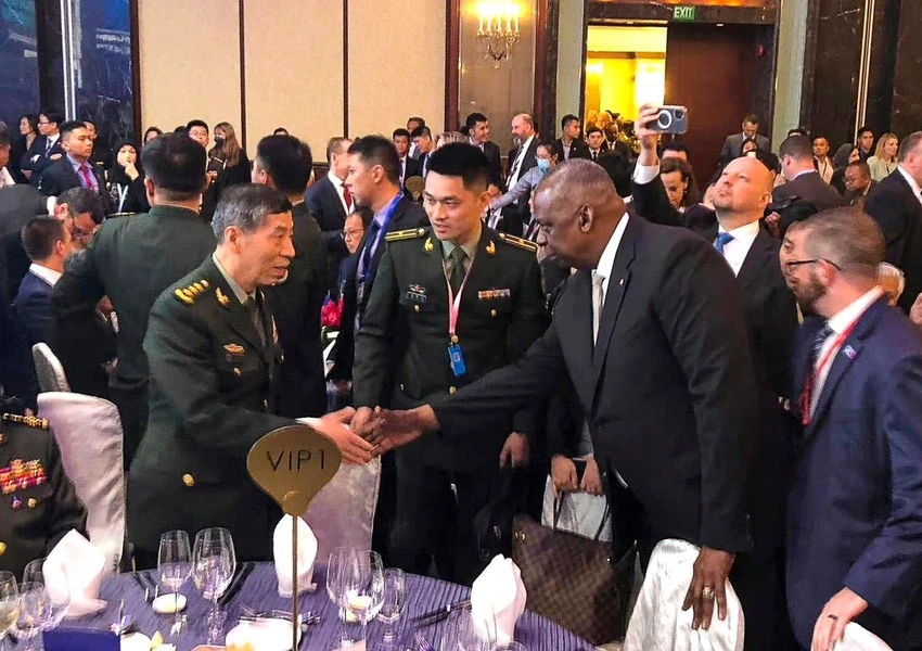 Bộ trưởng Bộ Quốc phòng Trung Quốc Lý Thượng Phúc (trái) bắt tay Bộ trưởng Bộ Quốc phòng Mỹ Lloyd Austin tại Đối thoại Shangri-La 2023. Ảnh: WEIBO Bộ trưởng Bộ Quốc phòng Trung Quốc Lý Thượng Phúc (trái) bắt tay Bộ trưởng Bộ Quốc phòng Mỹ Lloyd Austin tại Đối thoại Shangri-La 2023. Ảnh: WEIBO