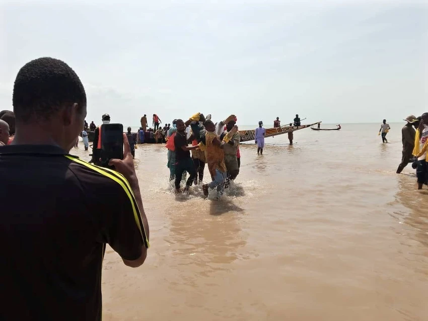 Vụ lật thuyền ở Nigeria hôm 12-6 đã khiến hơn 100 người thiệt mạng. Ảnh: REUTERS Vụ lật thuyền ở Nigeria hôm 12-6 đã khiến hơn 100 người thiệt mạng. Ảnh: REUTERS