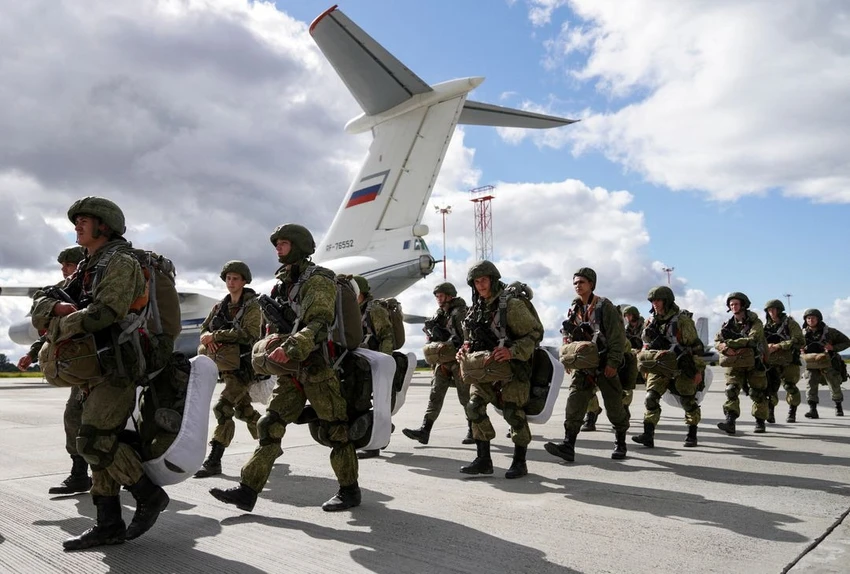 Lính dù Nga tại một sân bay ở vùng Kaliningrad trên đường tham gia cuộc tập trận quân sự "Zapad-2021" với Belarus hồi tháng 9-2021. Ảnh: Vitaly Nevar/REUTERS Lính dù Nga tại một sân bay ở vùng Kaliningrad trên đường tham gia cuộc tập trận quân sự "Zapad-2021" với Belarus hồi tháng 9-2021. Ảnh: Vitaly Nevar/REUTERS