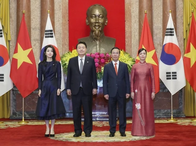Chủ tịch nước Võ Văn Thưởng và Phu nhân Phan Thị Thanh Tâm (phải) chào đón Tổng thống Yoon Suk-yeol và Phu nhân Kim Keon-hee thăm cấp Nhà nước tới Việt Nam. Ảnh: VGP Chủ tịch nước Võ Văn Thưởng và Phu nhân Phan Thị Thanh Tâm (phải) chào đón Tổng thống Yoon Suk-yeol và Phu nhân Kim Keon-hee thăm cấp Nhà nước tới Việt Nam. Ảnh: VGP