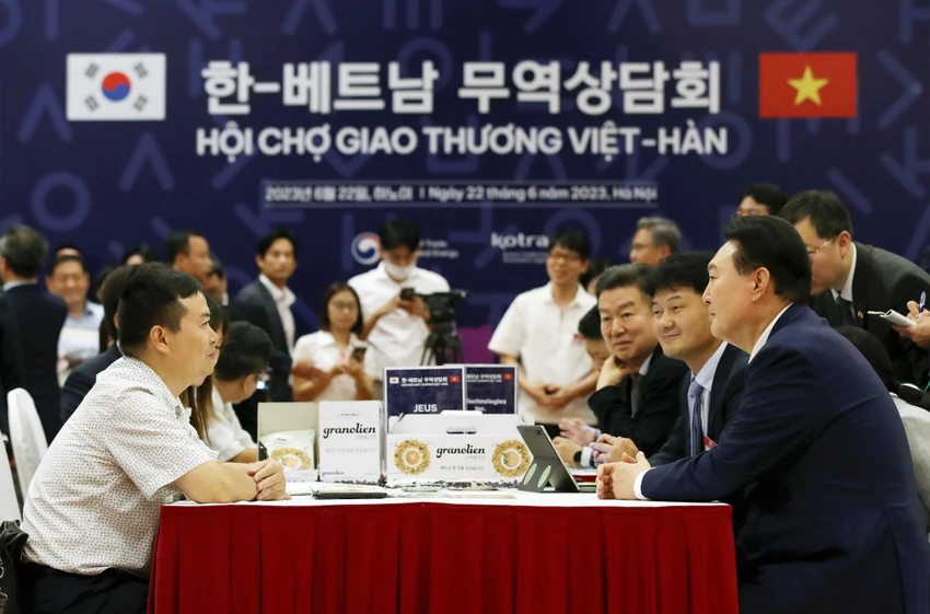 Tổng thống Hàn Quốc Yoon Suk-yeol (phải) tham dự Hội chợ Giao thương Việt-Hàn tại Hà Nội hôm 22-6. Ảnh: YONHAP Tổng thống Hàn Quốc Yoon Suk-yeol (phải) tham dự Hội chợ Giao thương Việt-Hàn tại Hà Nội hôm 22-6. Ảnh: YONHAP