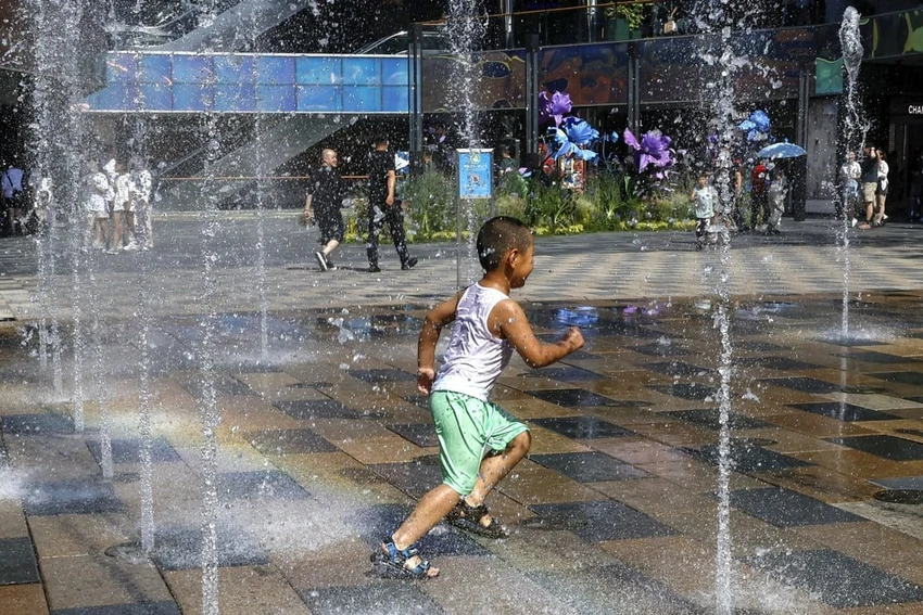 Một bé trai đang vui đùa bên đài phun nước ở thủ đô Bắc Kinh hôm 22-6. Ảnh: REUTERS Một bé trai đang vui đùa bên đài phun nước ở thủ đô Bắc Kinh hôm 22-6. Ảnh: REUTERS