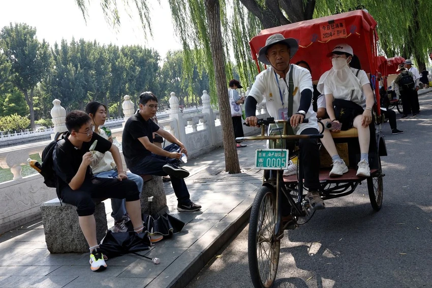 Người dân tránh nắng bên một vỉa hè có bóng râm của cây giữa lúc thời tiết nắng nóng kỷ lục tại Bắc Kinh hôm 21-6. Ảnh: Tingshu Wang/REUTERS Người dân tránh nắng bên một vỉa hè có bóng râm của cây giữa lúc thời tiết nắng nóng kỷ lục tại Bắc Kinh hôm 21-6. Ảnh: Tingshu Wang/REUTERS